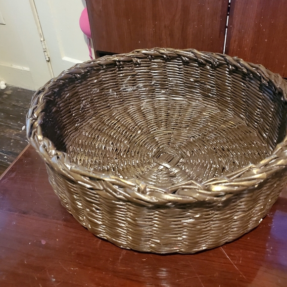 Handcrafted basket with with matching lid. - Picture 8 of 9